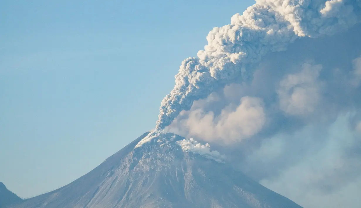 Gunung Lewotobi Laki-laki mengeluarkan kolom abu setinggi lebih kurang 9.000 meter dan tertiup angin ke arah barat daya dan barat. (Arnold Welianto/AFP)