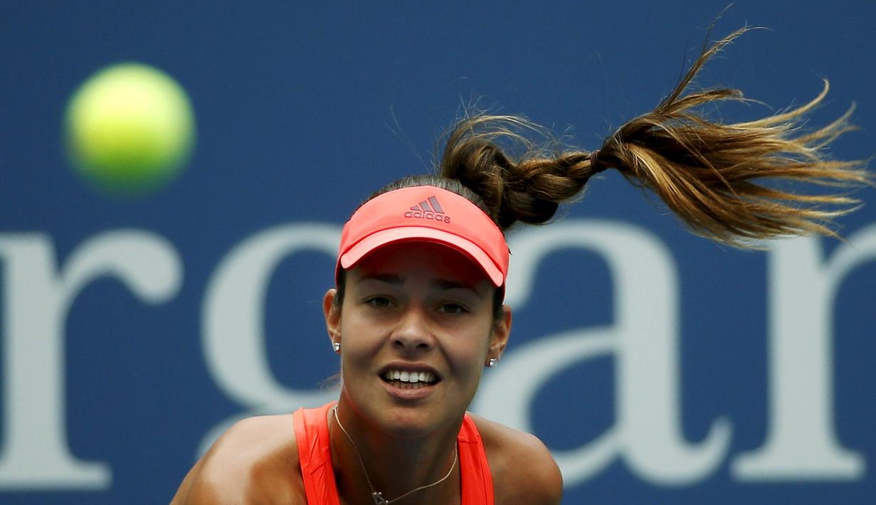 Petenis Serbia, Ana Ivanovic, melakukan servis ke arah petenis Slowakia, Dominika Cibulkova, dalam babak pertama Turnamen Tenis AS Terbuka di New York, AS. (31/8/2015). (Reuters/Mike Segar)