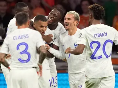 Pemain Prancis Kylian Mbappe (tengah kiri) merayakan setelah mencetak gol ke gawang Belanda pada pertandingan sepak bola Grup B Kualifikasi Euro 2024 di Stadion Johan Cruyff Arena, Amsterdam, Belanda, Jumat (13/10/2023). Prancis menang 2-1. (AP Photo /Peter Dejong)