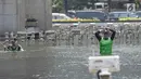Petugas memperbaiki kolam patung Selamat Datang di Bundaran HI, Jakarta, Sabtu (23/2). Perbaikan tersebut dilakukan untuk mengganti barang yang rusak dan sekaligus pengecekan fungsi air mancur. (Merdeka.com/Imam Buhori)