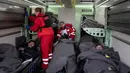 Relawan Palang Merah bersiap untuk memindahkan pasien ke kereta medis Medecins Sans Frontieres (MSF) atau Doctors Without Border saat mengevakuasi pasien dari dekat garis depan pertempuran ke daerah yang lebih aman di stasiun kereta di Pokrovsk, Ukraina, 7 Maret 2023. MSF merupakan kereta medis khusus yang dapat membawa pasien dari bagian timur Ukraina ke rumah sakit di bagian barat. (AP Photo/Evgeniy Maloletka)