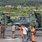 Helikopter jenis bell yang melakukan pencarian MI-17.  (Liputan6.com/Katharina Janur/Kodam Cenderawasih)