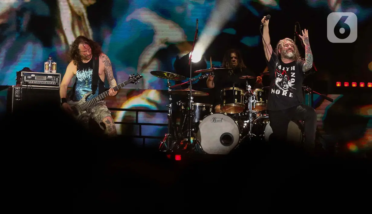 Penampilan grup band asal Amerika Suicide Silence saat tampil pada Festival musik hammersonic 2024 di Pantai Carnaval Ancol, Jakarta, Minggu (5/5/2024). (Liputan6.com/Herman Zakharia)