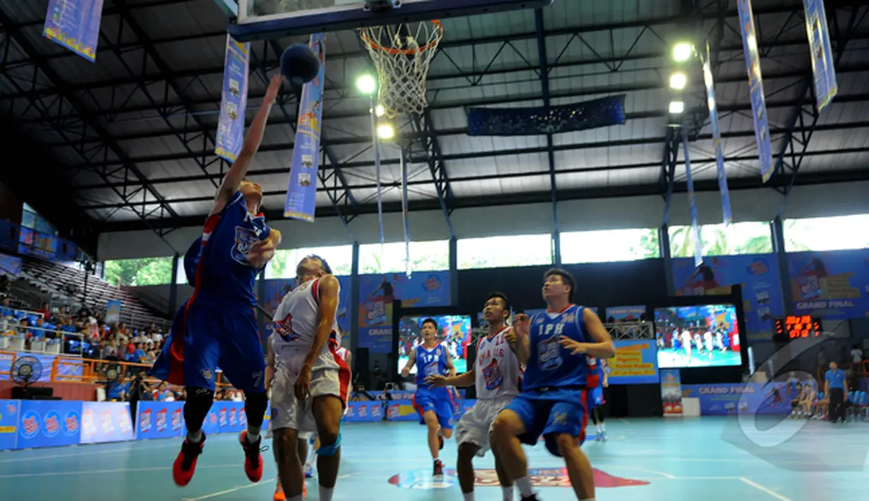 Pemain SMA IPH Surabaya saat berusaha memasukkan bola ke dalam ring SMA N 116 Jakarta saat kompetisi Pop Mie InstaHits Basketball, Senayan, Minggu (17/2/2015). Kompetisi dimenangkan SMA N 116 dengan skor 74-72.(Liputan6.com/Faisal R syam) 