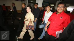 Ketua Umum DPP PDI Perjuangan Megawati Soekarnoputri saat membuka kegiatan Try Out Nasional SBMPTN 2016 di GOR Ciracas, Jakarta, (21/5). Try Out Nasional yang digagas PDIP tersebut diikuti kurang lebih 200 ribu peserta. (Liputan6.com/Immanuel Antonius)