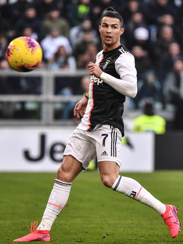 Pemain Juventus Cristiano Ronaldo saat menghadapi Fiorentina pada pertandingan Liga Italia di Allianz Stadium, Turin, Italia, Minggu (2/2/2020). Ronaldo tampil memukau dengan menorehkan dua gol saat Juventus menang 3-0. (Marco Bertorello/AFP)