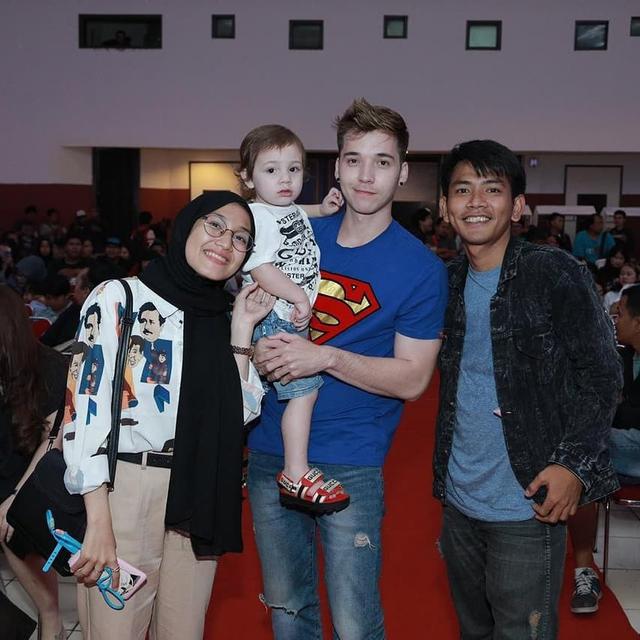 6 Potret Kedekatan Angga Putra dan Anak Stefan William, Penuh Kehangatan