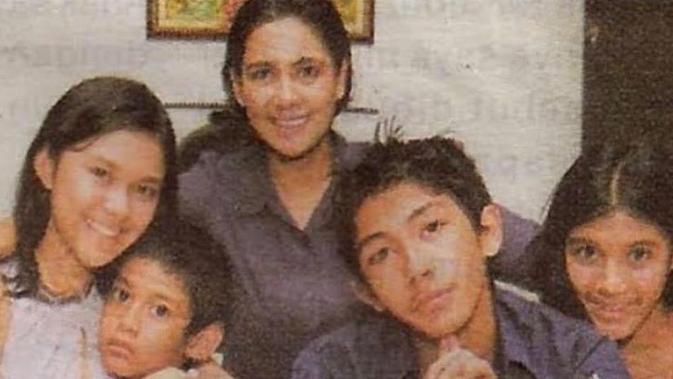 Potret kompaknya ibu-anak, Lydia Kandou dan Naysila Mirdad sejak dulu. (Sumber: Instagram/@lydiakandou_)