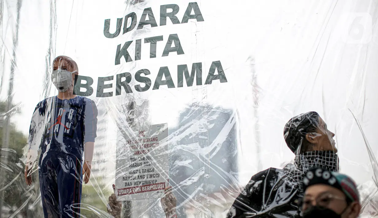 Boneka dibawa saat aktivis lingkungan melakukan demonstrasi di depan Balai Kota DKI Jakarta, Jumat (16/9/2022). Aksi tersebut memperingati satu tahun kemenangan warga negara untuk hak udara bersih. Meski telah menang, menurut mereka belum ada satu pun putusan hakim yang dijalankan para tergugat. (Liputan6.com/Faizal Fanani)
