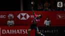 Pebulu tangkis tunggal putra Indonesia Chico Aura Dwi Wardoyo mengembalikan kok ke arah rekan senegaranya Chico Jonatan Christie dalam final Indonesia Masters 2023 di Istora Senayan, Jakarta, Minggu (29/1/2023). Jonatan Christie untuk pertama kalinya menjuarai turnamen bulu tangkis berlevel BWF Super 500 menyusul kemenangan pada ajang Indonesia Masters 2023. (Liputan6.com/Herman Zakharia)