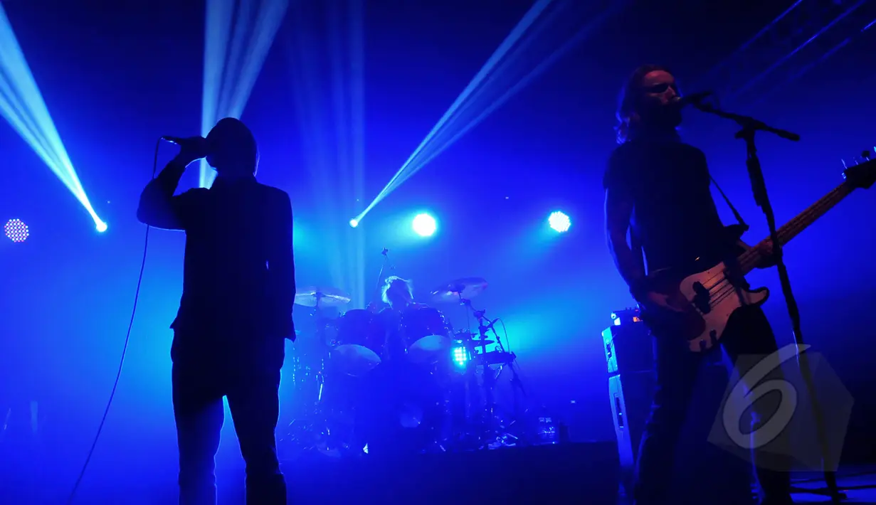  Penampilan band asal Denmark, Mew yang berhasil menghipnotis penonton di Skenoo Hall, Gandaria City, Jakarta, Selasa (31/3/2015). (Liputan6.com/Faisal R Syam)
