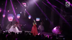 Aksi Putri asal Balikpapan dalam grand final Dangdut Academy 4 atau D'Academy 4 di Studio 5 Indosiar, Jakarta, Jumat (19/5). (Liputan6.com/Faizal Fanani)