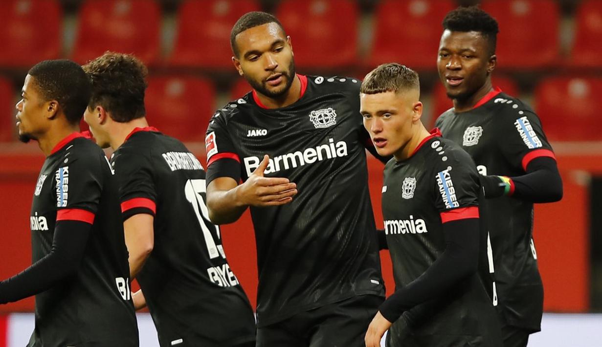 Pemain Bayer Leverkusen Florian Wirtz merayakan dengan rekan setimnya usai mencetak gol ke gawang Hoffenheim pada pertandingan Bundesliga di Leverkusen, Jerman, 13 Desember 2020. Bayer Leverkusen menggeser Bayern Munchen dari puncak klesemen usai mengalahkan Hoffenheim. (THILO SCHMUELGEN/POOL/AFP)