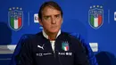 Pelatih Italia Roberto Mancini menghadiri konferensi pers usai menghadiri sesi latihan tim di Coverciano, dekat Florence, Italia (11/11/2019). Italia akan bertanding melawan Bosnia Herzegovina dan Armenia pada Grup J Piala Eropa 2020. (Claudio Giovannini / ANSA via AP)