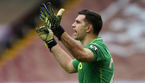 Emiliano Martinez. Kiper asal Argentina berusia 28 tahun yang memperkuat Aston Villa ini sukses membuat 133 saves dalam 36 penampilannya musim ini. Kiper buangan Arsenal ini seakan ingin membuktikan ketangguhannya kepada mantan klubnya yang telah keliru menyia-nyiakannya. (AFP/Tim Keeton/Pool)