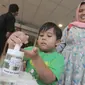 Pengunjung Mall Ikea Alam Sutera memakai hand sanitizer untuk mengantisipasi penyebaran vius corona COVID-19, Tangerang Selatan, Banten, Kamis (12/3/2020). Hingga hari ini, kasus virus corona secara global telah menembus angka 121 ribu orang. (merdeka.com/Arie Basuki)