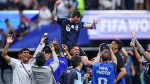 Lionel Messi (tengah) merayakan kemenangan  Argentina atas Inggris bersama rekan-rekannya seusai laga semifinal Piala Dunia 2026 di Atlanta Stadium, Atlanta, Georgia, Kamis (16/7/2026) dini hari WIB. (Buda Mendes/Getty Images/AFP)