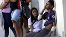 Orang yang terluka menangis setelah dirawat di Rumah Sakit Getulio Vargas setelah polisi menggerebek favela Vila Cruzeiro di Rio de Janeiro, Brasil, Selasa (24/5/2022). (AP Photo/Bruna Prado)