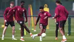 Pemain Aston Villa, Ollie Watkins (tengah) dan Tim Iroegbunam menghadiri sesi latihan menjelang laga leg 1 semifinal UECL 2024, di Bodymoor Heath Training Centre, di Birmingham, Rabu (1/5/2024). (David Davies/PA via AP)