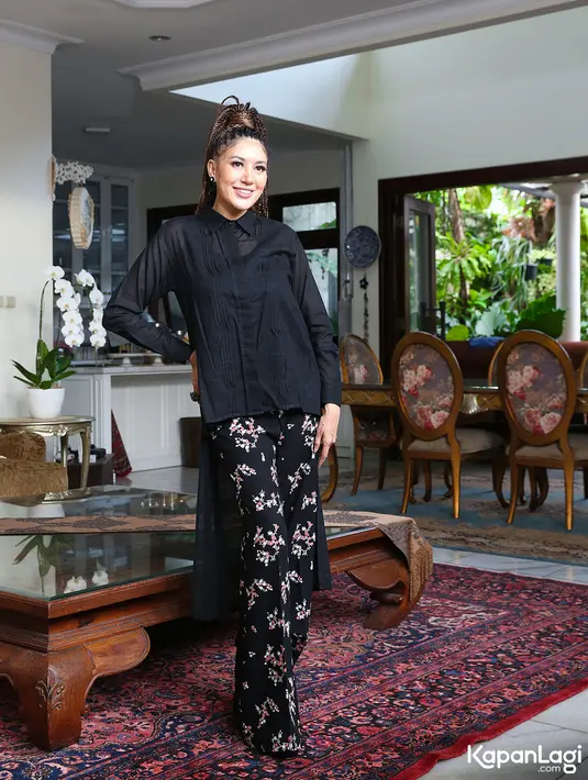 Penyanyi kelahiran Bandung 47 tahun silam itu menceritakan sang suami meninggal dunia dalam usia 36 tahun. Dua tahun menikah serasa masih seperti pacaran. [Foto: KapanLagi.com/Budy Santoso]