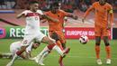 Bek Turki, Ozan Kabak (kiri) berebut bola dengan bek Belanda, Denzel Dumfries (tengah) selama pertandingan kualifikasi Grup G Piala Dunia Qatar 2022 di stadion Johan Cruijff Arena di Amsterdam (8/9/2021). Belanda menang telak atas Turki 6-1. (AFP/John Thys)