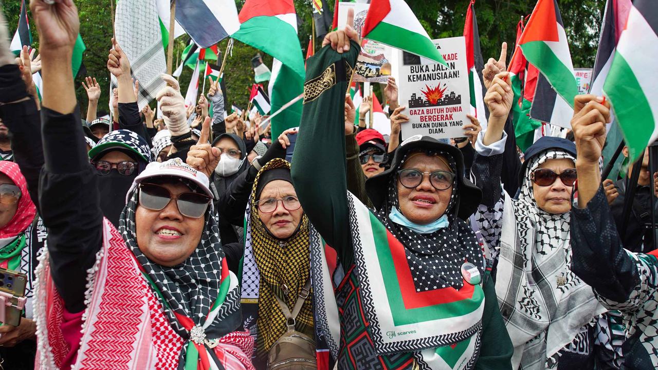 FOTO: Dua Tahun Genosida di Gaza, Massa Kepung Kedubes AS Serukan Akhiri Blokade Palestina