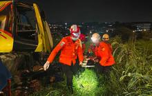 FOTO: Basarnas Evakuasi Korban Kecelakaan Bus Maut di Tol Krapyak