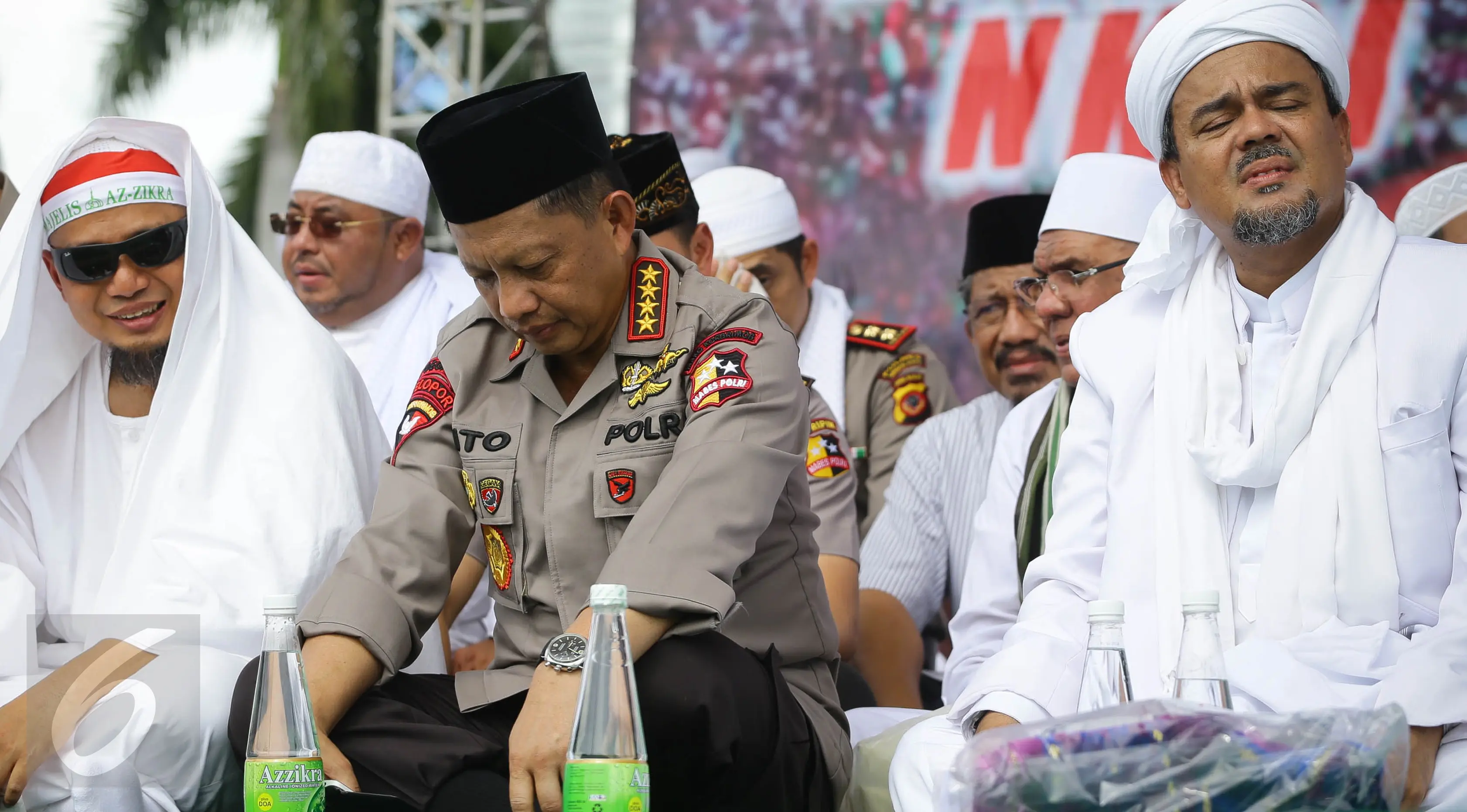 (Ki-ka) Ustad Arifin Ilham, Kapolri Jenderal Tito Karnavian dan Imam Besar FPI Habib Rizieq Syihab memantau demo 2 Desember di Monas, Jakarta, Jumat (2/12). Kapolri bergabung dengan massa yang menggelar doa bersama. (Liputan6.com/Faizal Fanani)