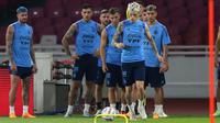 Sejumlah pemain Timnas Argentina memperhatikan rekan satu timnya, Alejandro Garnacho, saat sesi latihan resmi menjelang laga FIFA Matchday melawan Timnas Indonesia di Stadion Utama Gelora Bung Karno (SUGBK), Jakarta, Minggu (18/06/2023). (Bola.com/Bagaskara Lazuardi)
