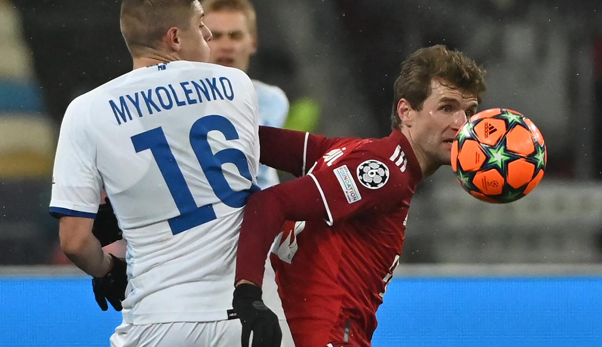 Thomas Mueller. Striker Jerman berusia 32 tahun yang kini memasuki musim ke-14 bersama Bayern Munchen ini total mencetak 12 gol di 16 Besar Liga Champions. Gol teranyarnya dicetak saat Bayern Munchen menang 3-1 atas tuan rumah Besiktas (14/3/2018) di leg kedua musim 2017/2018. (AFP/Genya Savilov)