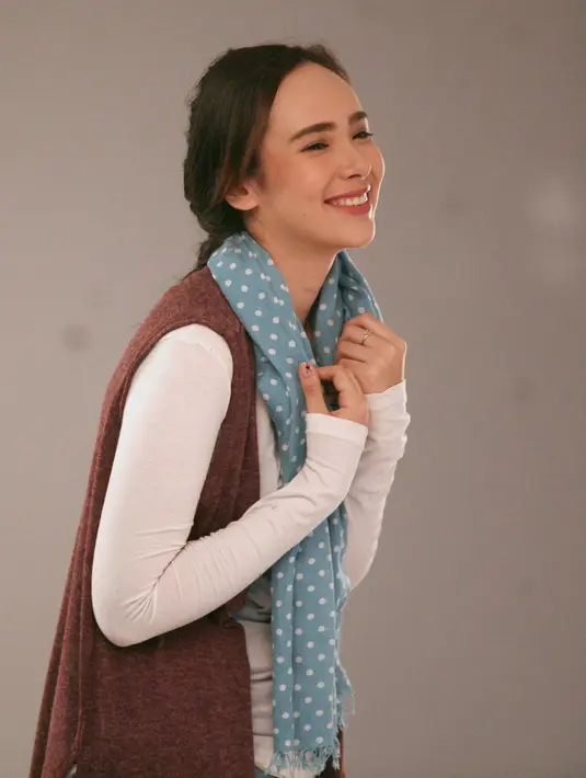 "Bangun kemistri sebelumnya belum kenal sama Sule. Jadi asing buat mereka. Kita bangun kemistri disana. Jadi sambungin kemistri banyak ngobrol dan tukar pikiran. Pertama kali kerjasama dengan Sule juga soalnya nih," kata Pamela. (Nurwahyunan/Bintang.com)