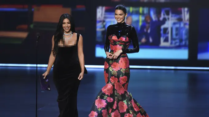 Kendall Jenner dan Kim Kardashian.  (Photo by Chris Pizzello/Invision/AP)
