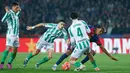 Barcelona harus puas dengan hasil imbang 1-1 saat menjamu Real Betis pada lanjutan Liga Spanyol di Estadi Olimpic Lluis Companys, Minggu (6/4/2025) dini hari WIB. (AP Photo/Joan Monfort)
