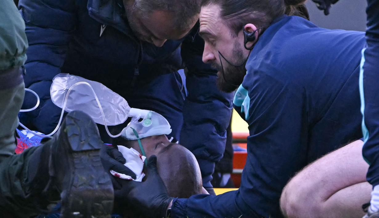 Mateta sempat mendapatkan perawatan di lapangan dan diberikan oksigen sebelum dibawa ke ambulans. (AFP/Glyn Kirk)