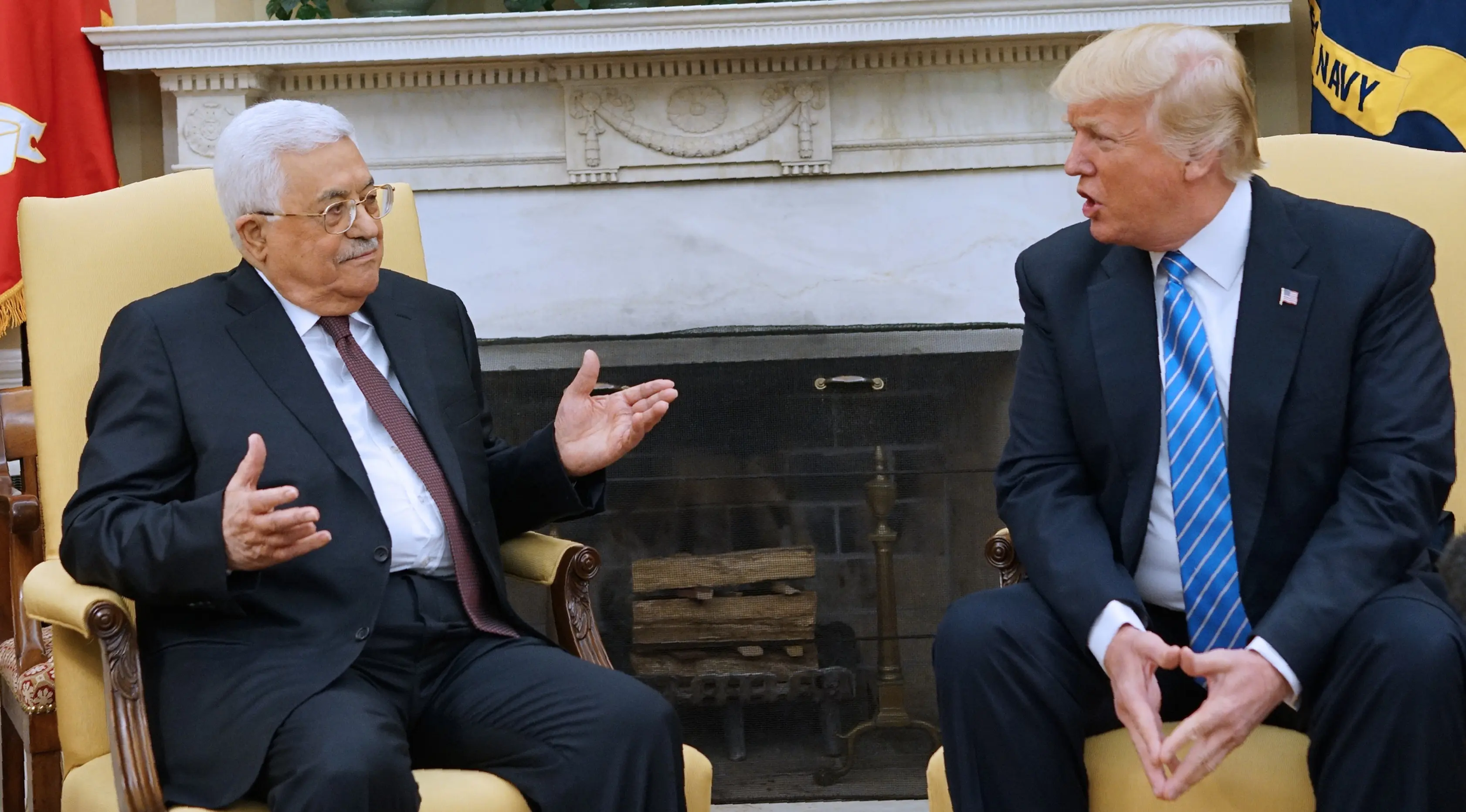 Presiden AS, Donald Trump dan Presiden Palestina, Mahmoud Abbas berbincang saat melakukan pertemuan di Gedung Putih, Washington, AS (3/5). Pertemuan membicarakan seputar upaya perdamaian Timur Tengah melalui cara diplomatik. (AFP Photo/Mandel Ngan)