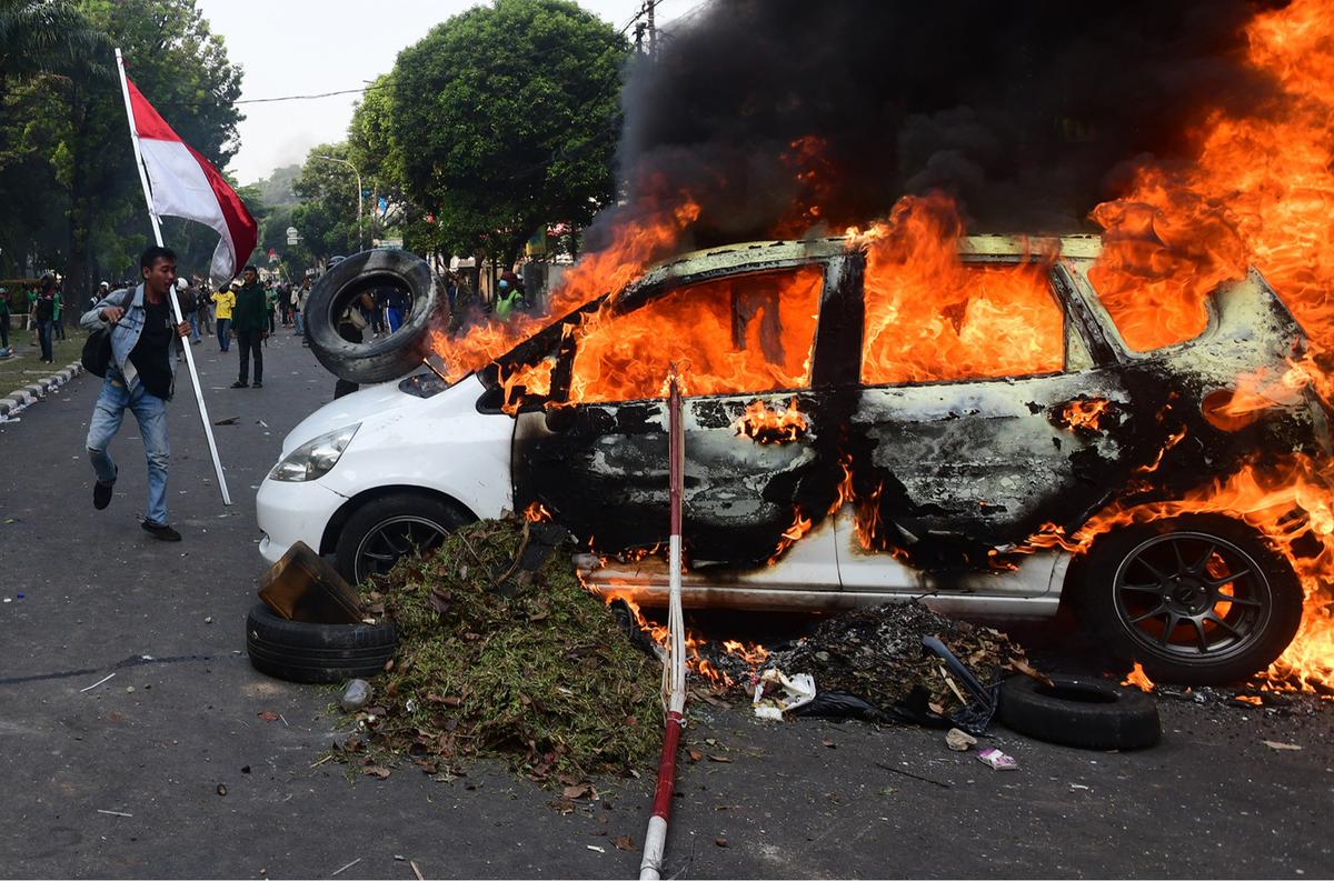 FOTO: Demo Ricuh di Kwitang Usai Kematian Driver Ojol Tertabrak Rantis Brimob