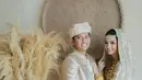 Setelah bagikan prewedding dengan adat Jawa, kini Belva Devara dan Sabrina Anggraini tampil menawan dalam balutan busana adat Minang. (Instagram/sabrinaanggraini).