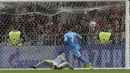 Gol pemain Napoli, Jose Callejon ke gawang Nice pada leg kedua kualifikasi Liga Champions di Stadion Allianz Riviera, Nice (22/8/2017). Napoli menang agregat 4-0. (AP/Claude Paris)