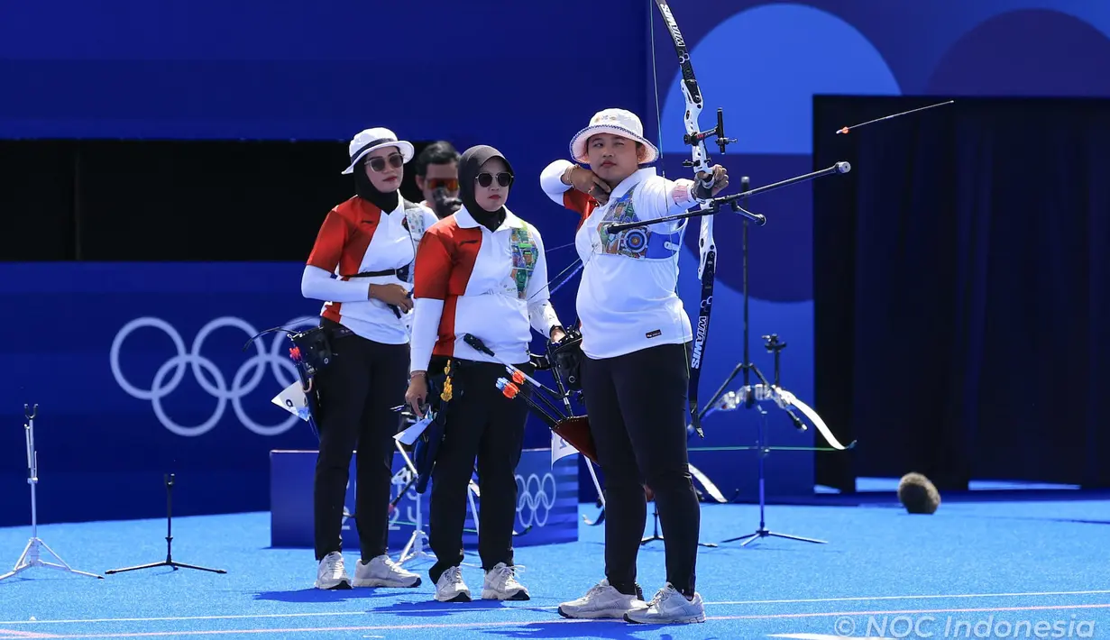<p>Atlet panahan putri Indonesia, Rezza Octavia (depan) melepaskan anak panah pada laga perempatfinal panahan beregu putri Olimpiade Paris 2024 menghadapi China di Invalides Arena, Paris, Minggu (28/7/2024). Indonesia kalah 1-5 dari China. (Dok. NOC Indonesia/Naif Muhammad Al'as)</p>
