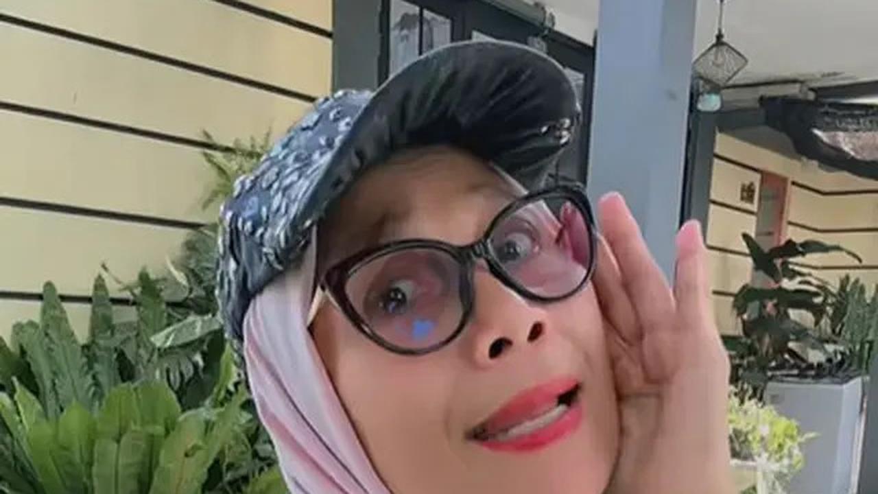 7 Potret Teras Rumah Nursyah Ibunda Indah Permatasari, Asri dengan Nuansa Hijau