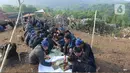 Masyarakat adat Suku baduy luar melakukan ritual  rangkaian tradisi adat Ngaseuk di kampung Karangkerit, desa Bojong Menteng, Banten, Senin (1/11/2021). Tradisi Ngaseuk merupakan musim tanam untuk suku Baduy yang nanti hasil panen untuk upeti pemerintah daerah. (Liputan6.com/Herman Zakharia)
