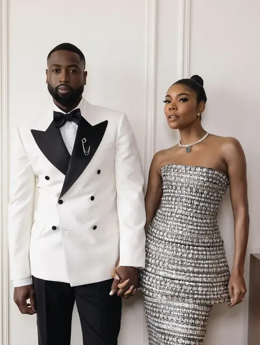 Dengan gaun bernuansa silver, potret Gabrielle Union begitu menawan. Gaun dengan siluet modern menghadirkan pesona sophisticated yang nyata. [Foto: Gabrielle Union]