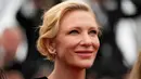Cate Blanchett berpose untuk fotografer setibanya pada pemutaran perdana film 'The Zone of Interest' di Festival Film Cannes 2023, Cannes, Prancis, Jumat (19/5/2023). (Photo by Scott Garfitt/Invision/AP)