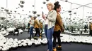 Para pengunjung berswafoto dalam instalasi seni 'Infinity Mirror Room' karya seniman Jepang Yayoi Kusama di Museum Wndr, Chicago, Amerika Serikat, Minggu (23/2/2020). Museum Wndr menjadi tempat bagi pengunjung untuk menemukan sesuatu yang kreatif dan tak terduga. (Xinhua/Joel Lerner)
