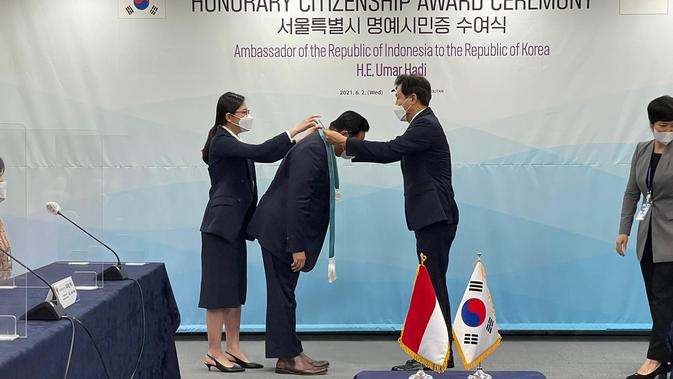 Dubes Umar Hadi dianugerahi Warga Kehormatan Kota Seoul. (Dokumentasi KBRI Seoul)