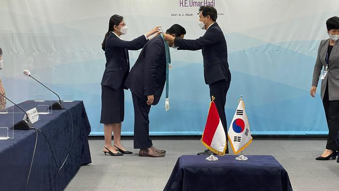 Dubes Umar Hadi dianugerahi Warga Kehormatan Kota Seoul. (Dokumentasi KBRI Seoul)