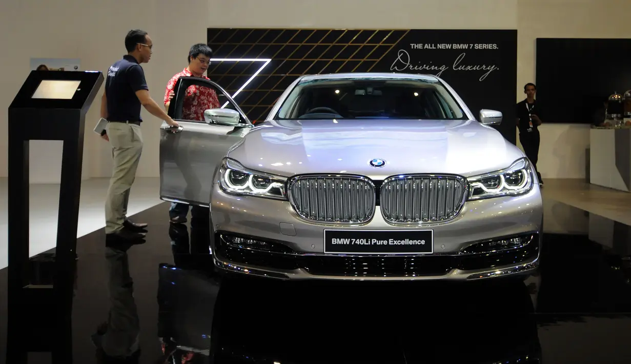 Pengunjung melihat mobil BMW yang dipamerkan di Indonesia Internasional Motor Show 2016 di JIEXPO Kemayoran Jakarta, Kamis (7/4/2016). BMW tipe 740Li Pure Excellence ini dibanderol 2,499 miliar rupiah on the road. (Liputan6.com/Helmi Fithriansyah)