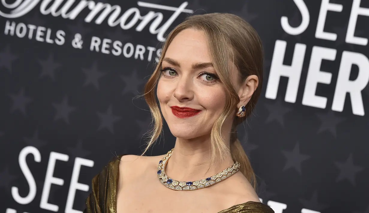 Amanda Seyfried tiba di Critics Choice Awards ke-28 di Fairmont Century Plaza Hotel di Los Angeles, California (15/1/2023). Seyfried tampil cantik dan memesona dengan gaun off-the-shoulder arsip emas metalik Dior yang menampilkan siluet menyapu lantai, potongan perut dan hiasan pinggiran. (Photo by Jordan Strauss/Invision/AP)