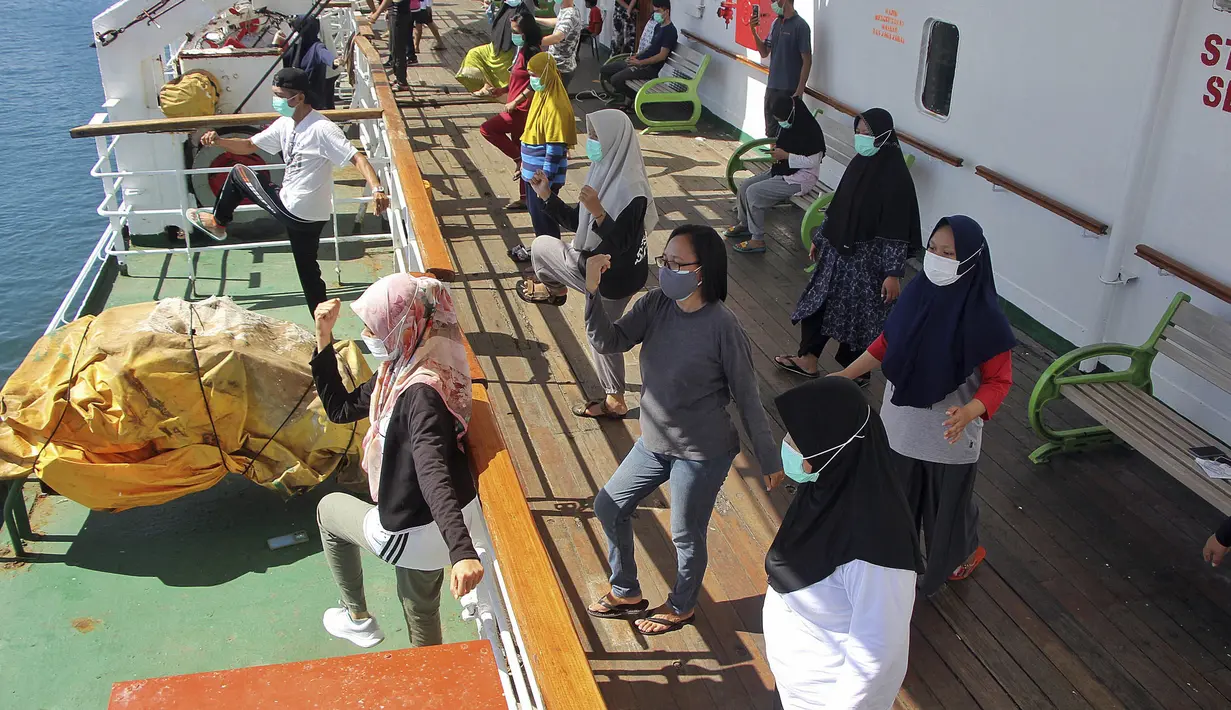 Pasien COVID-19 mengikuti senam pagi di geladak kapal penumpang Umsini di Pelabuhan Soekarno-Hatta Makassar, Sulawesi Selatan, Minggu (8/8/2021). (AP Photo/Masyudi Syachban Firmansyah)