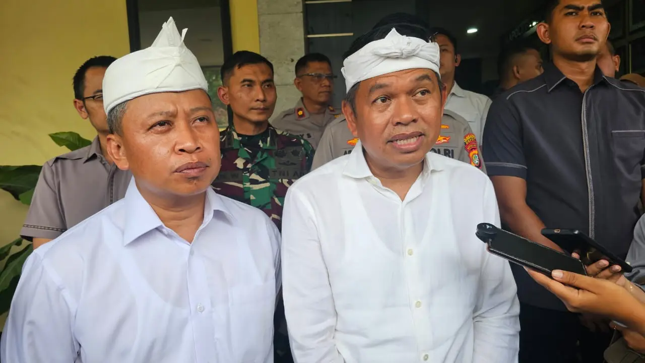 Gubernur Jawa Barat, Dedi Mulyadi bersama Wali Kota Depok, Supian Suri mendatangi Polres Metro Depok.